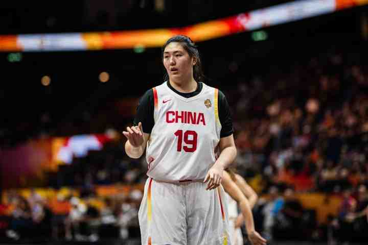 高度优势明显!张子宇半场8中6高效砍下12分6板1助1帽