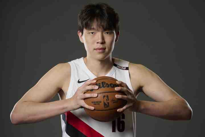 媒体人:目前看来 杨瀚森在与卡尔森和波特的内线竞争中占据优势